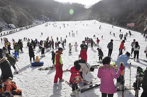 2017-2018冰雪季，我國冰雪旅游人數(shù)達到1.97億人次，冰雪旅游收入約3300億元