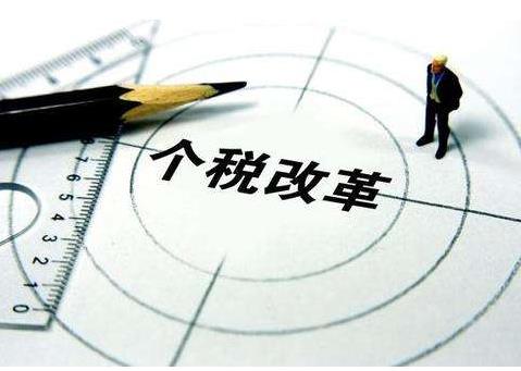 11月份，全國一般公共預算收入10775億元，同比下降5.4%，支出16431億元，同比下降0.8%??