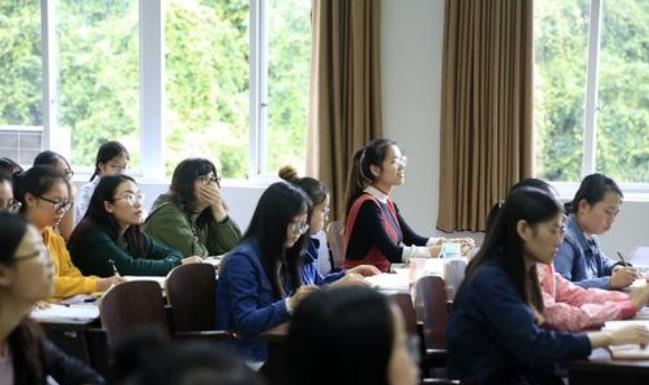 2018年全國共有普通高等學(xué)校2663所，各種形式的高等教育在學(xué)總規(guī)模為3833萬人